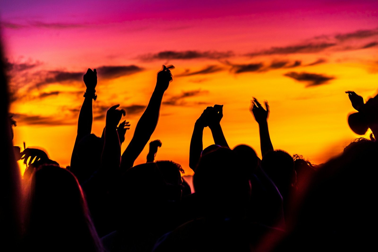 Dicas de Segurança nas Estradas Durante Festas e Carnaval 3 silhouette of people raising their hands during sunset